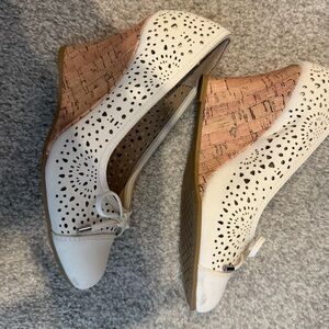 Rialto size 6 white and tan wedges